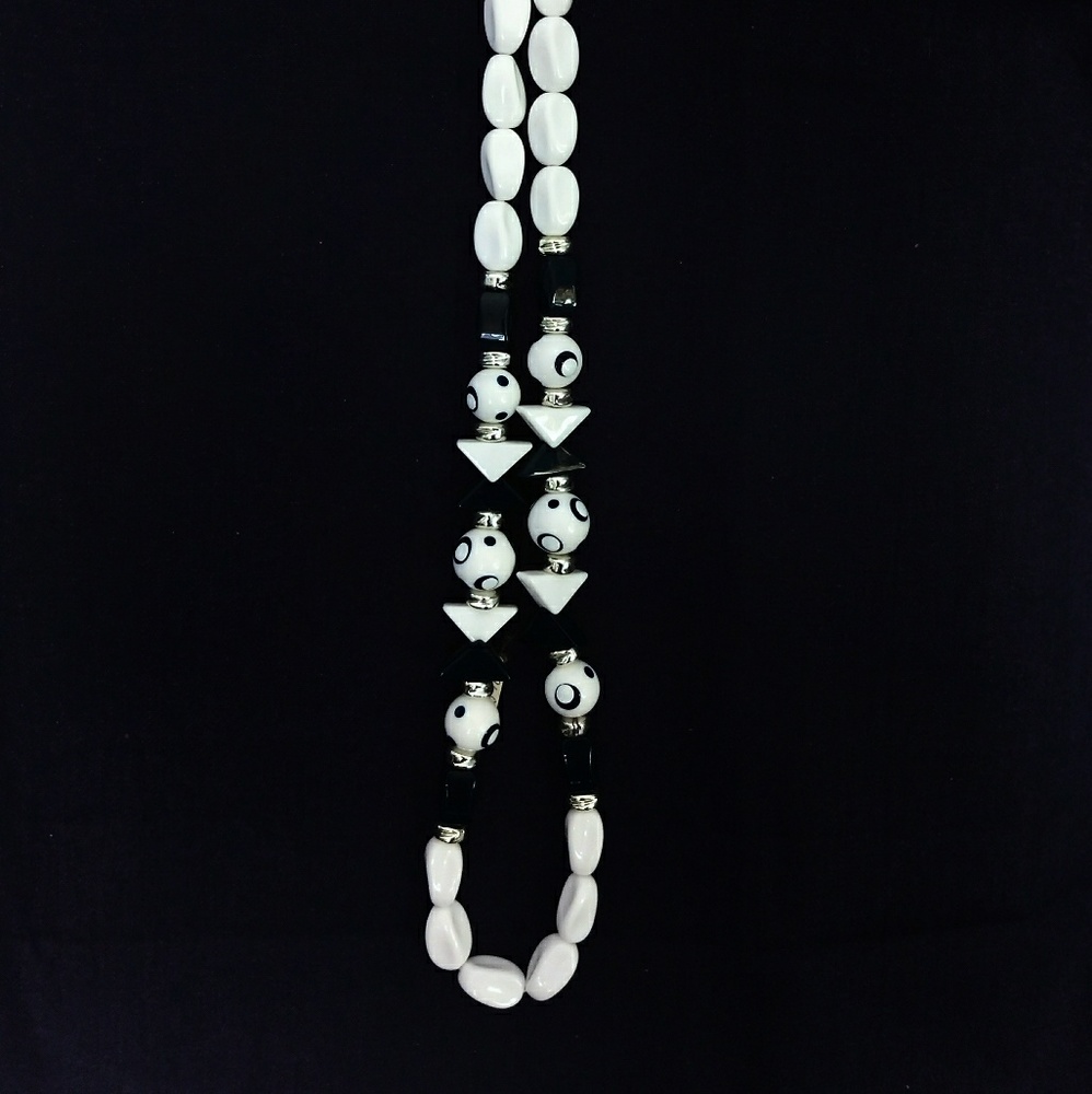 Vintage Lucite navy/white beaded necklace - Picture 2 of 3